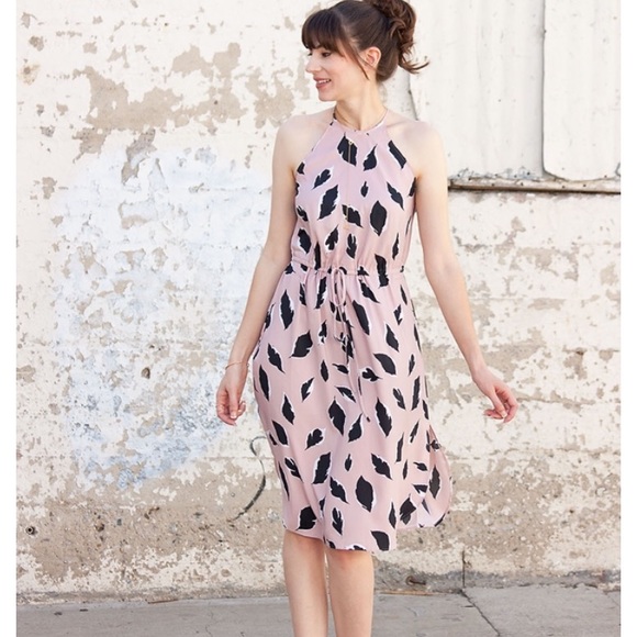 LOFT Dresses & Skirts - Loft pink feather print dress! XS